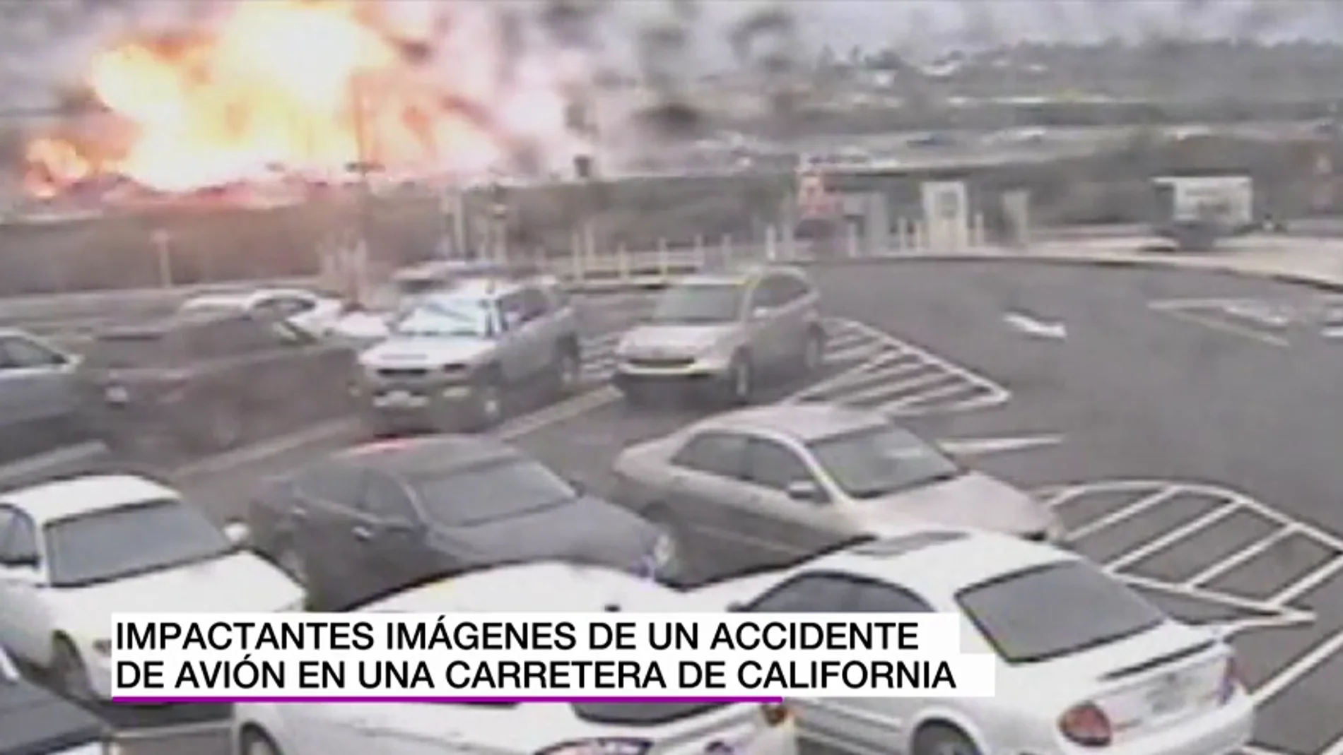 Las impactantes imágenes de la explosión de una avioneta al estrellarse en una carretera