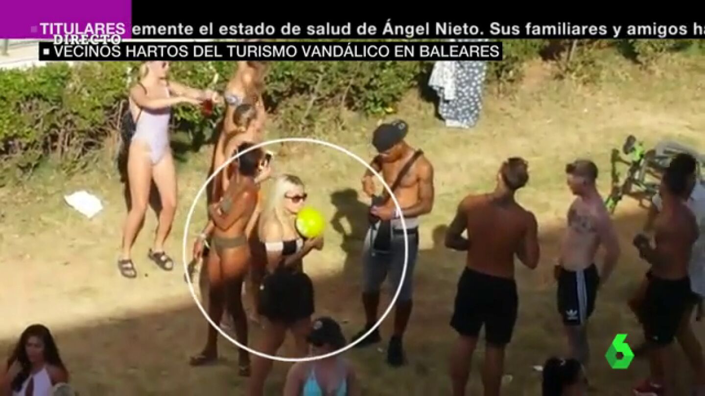 Vecinos de Ibiza hartos del 'turismo de borrachera': "Hay gente masturb&aacute;ndose y duch&aacute;ndose en los balcones"