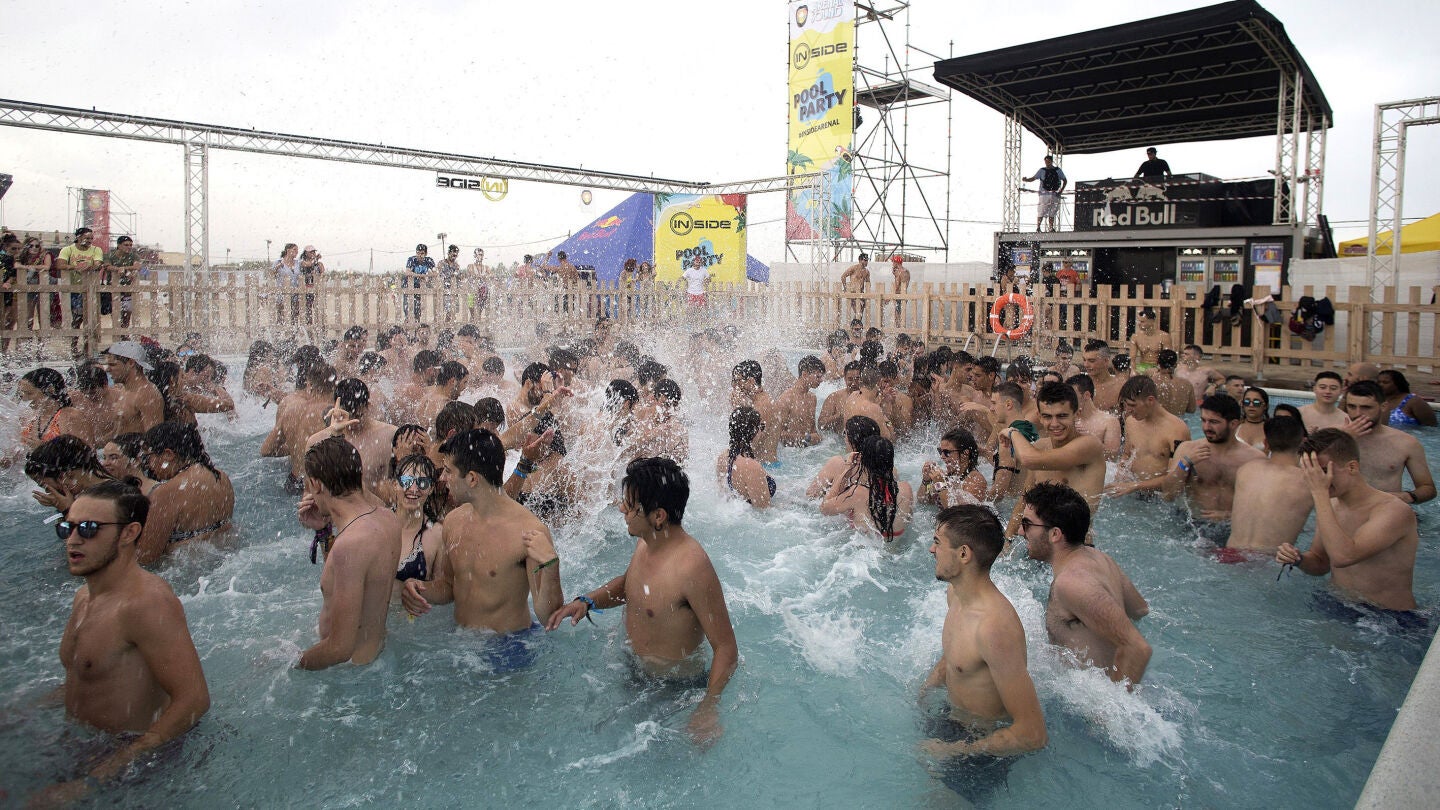 Fiesta en la piscina del Arenal Sound 