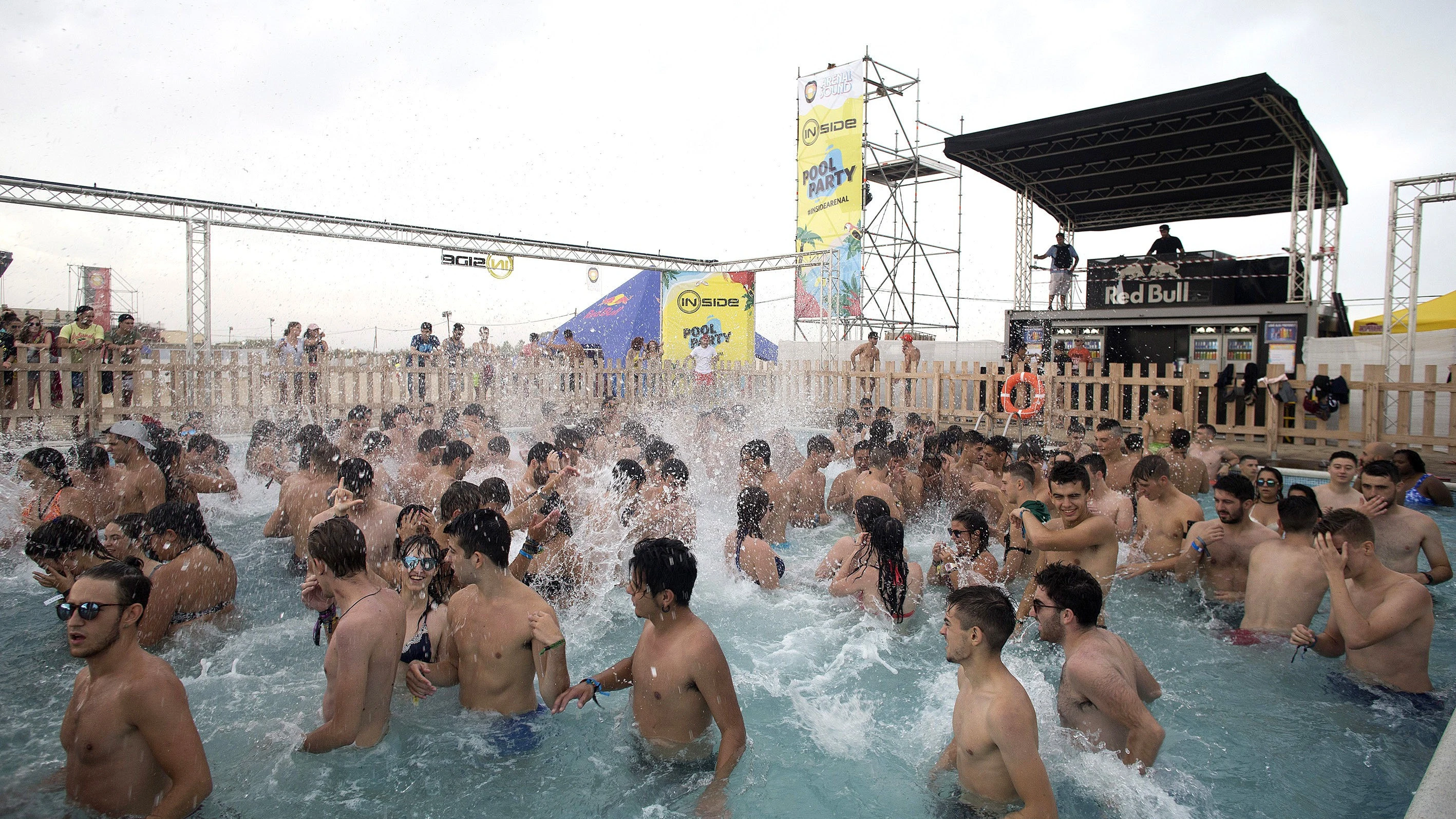 Fiesta en la piscina del Arenal Sound 