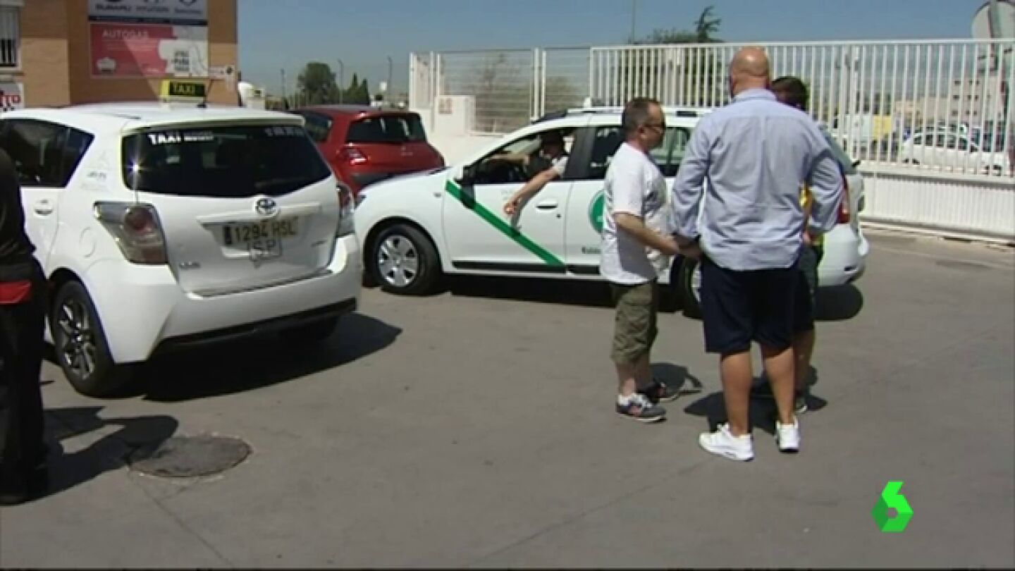 El c&oacute;digo de vestimenta de los taxistas a debate durante el verano