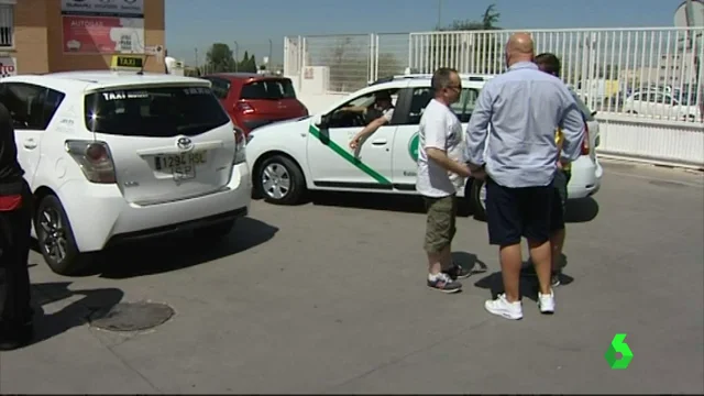 El código de vestimenta de los taxistas a debate durante el verano