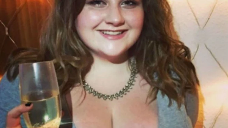 Erin Clark, la joven a la que ofrecieron apartamento a cambio de lamer los pies del dueño Erin Clark, la joven a la que ofrecieron apartamento a cambio de lamer los pies del dueño