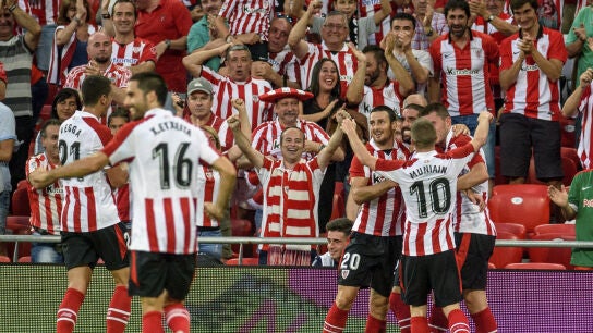 Los jugadores del Athletic celebran uno de los goles de Ra&uacute;l Garc&iacute;a ante el Dinamo de Bucarest