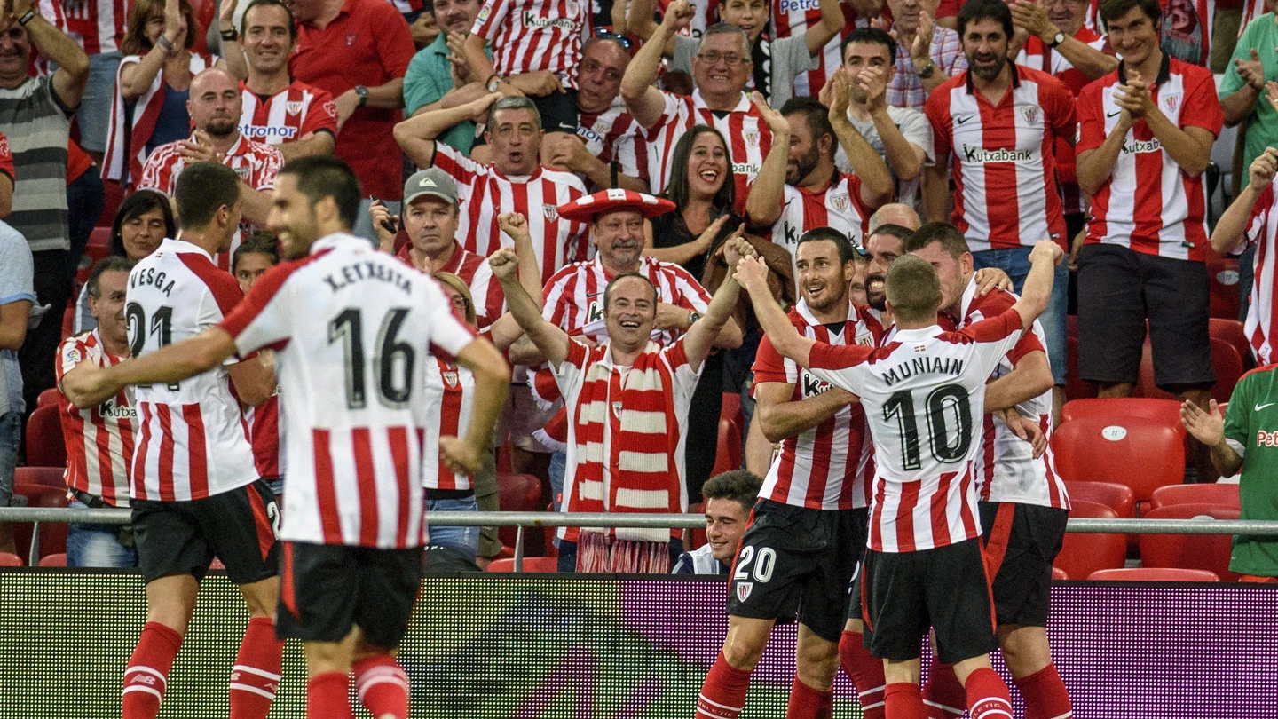 Los jugadores del Athletic celebran uno de los goles de Raúl García ante el Dinamo de Bucarest Los jugadores del Athletic celebran uno de los goles de Raúl García ante el Dinamo de Bucarest