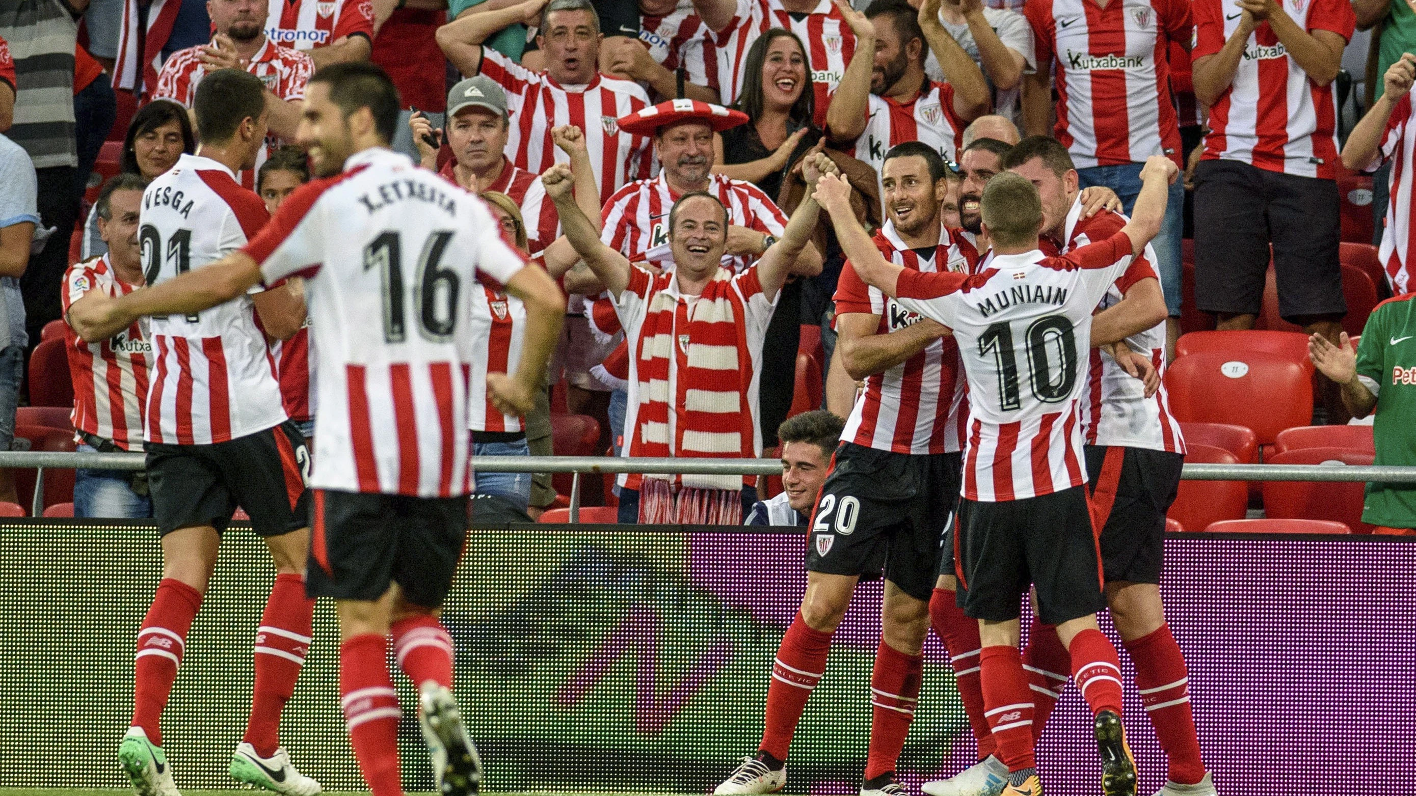 Los jugadores del Athletic celebran uno de los goles de Raúl García ante el Dinamo de Bucarest