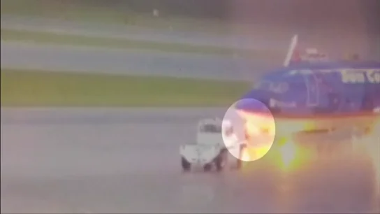 Captan el momento en el que un operario se desploma tras ser alcanzado por un rayo en el aeropuerto de Florida Captan el momento en el que un operario se desploma tras ser alcanzado por un rayo en el aeropuerto de Florida