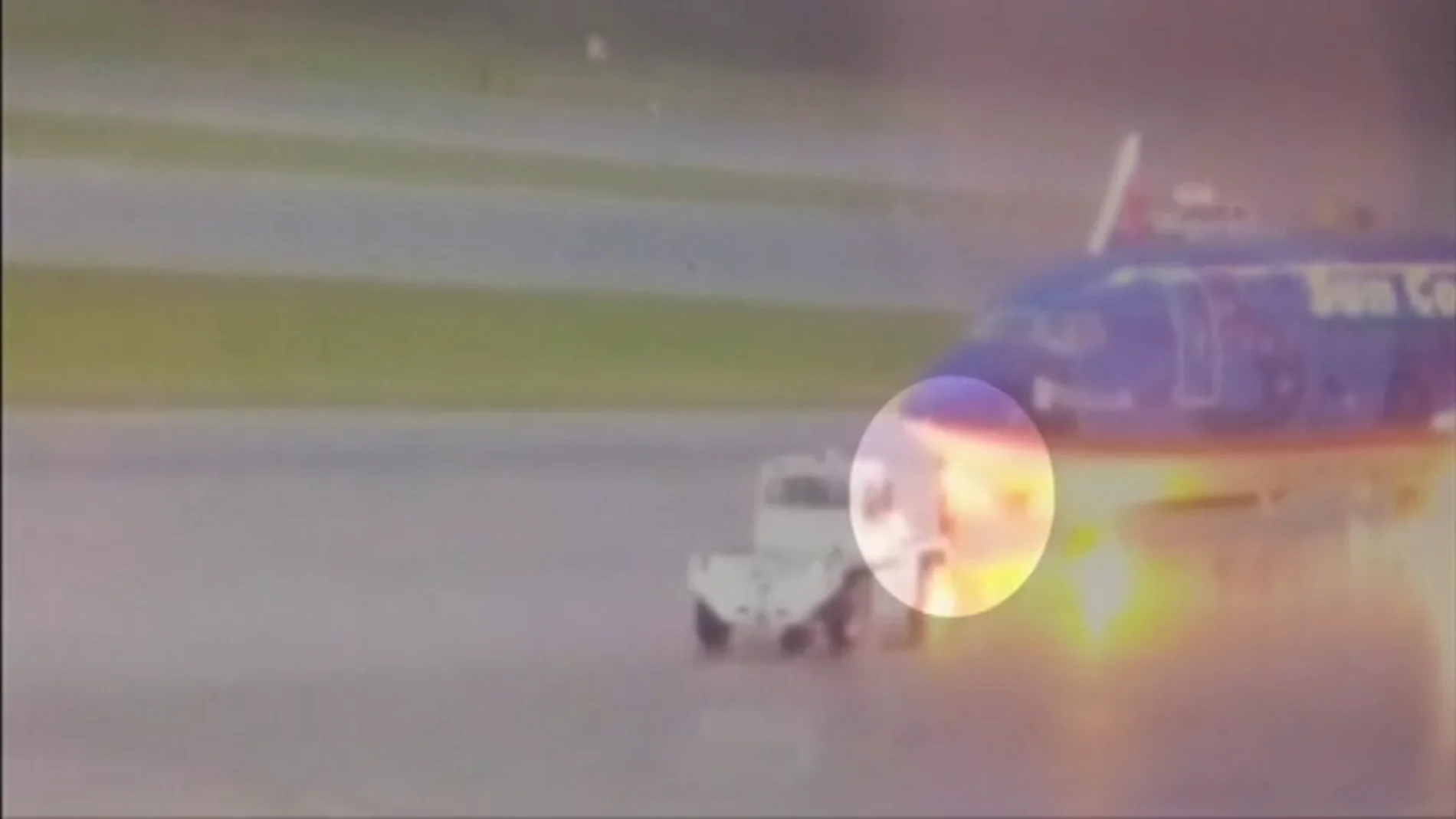 Captan el momento en el que un operario se desploma tras ser alcanzado por un rayo en el aeropuerto de Florida