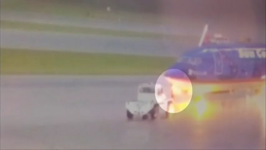 Captan el momento en el que un operario se desploma tras ser alcanzado por un rayo en el aeropuerto de Florida Captan el momento en el que un operario se desploma tras ser alcanzado por un rayo en el aeropuerto de Florida