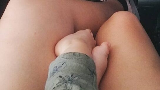  La reacci&oacute;n de una mujer ante el llanto de un bebe en pleno vuelo se hace viral 