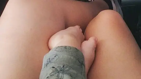 La reacción de una mujer ante el llanto de un bebe en pleno vuelo se hace viral La reacción de una mujer ante el llanto de un bebe en pleno vuelo se hace viral
