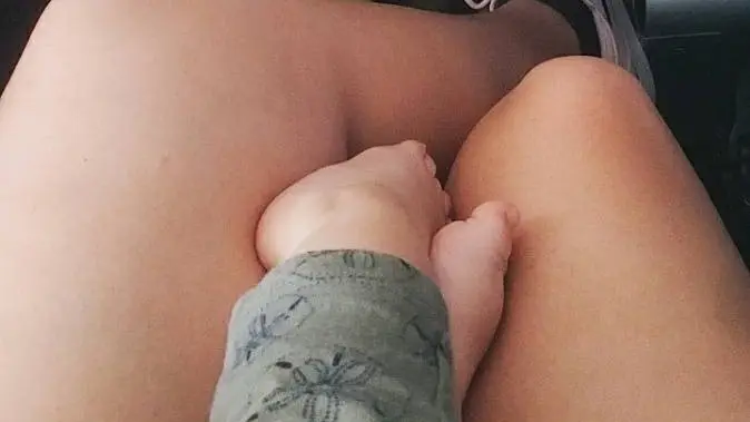 La reacción de una mujer ante el llanto de un bebe en pleno vuelo se hace viral La reacción de una mujer ante el llanto de un bebe en pleno vuelo se hace viral
