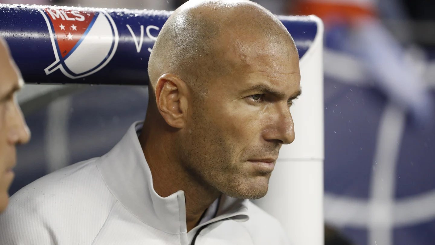 Zidane, muy serio en el banquillo Zidane, muy serio en el banquillo
