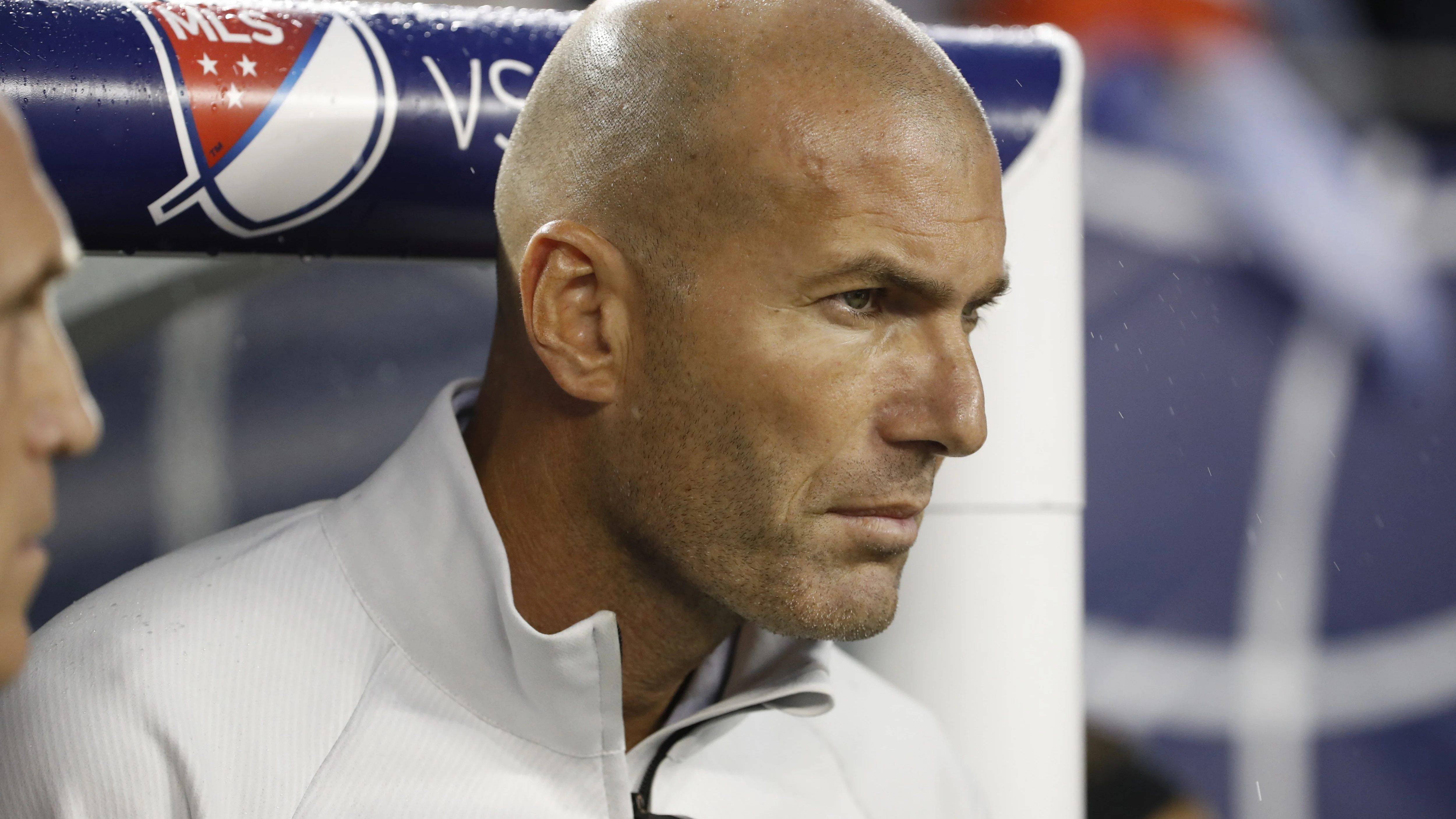 Zidane, muy serio en el banquillo