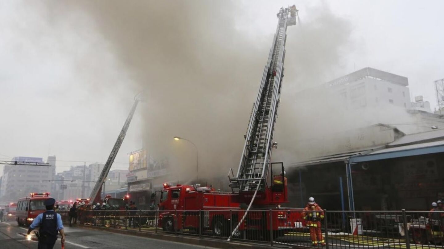 Incendio en el mercado de pescado de Tokio