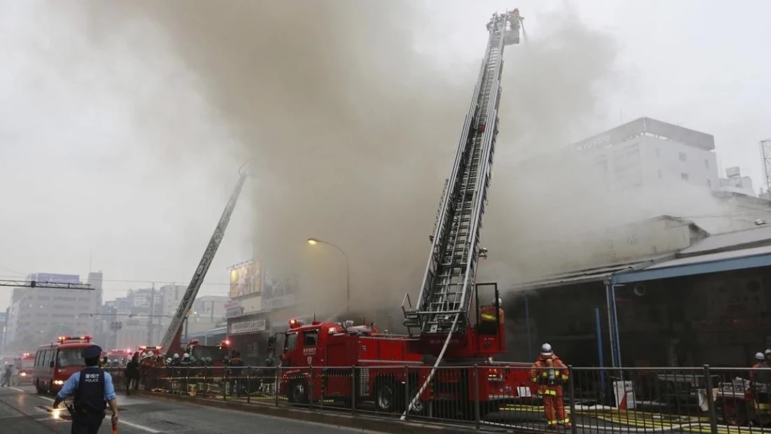 Incendio en el mercado de pescado de Tokio