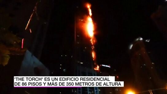 Un gigantesco incendio devora la torre 'Antorcha' de Dub&aacute;i, uno de los rascacielos m&aacute;s altos del mundo