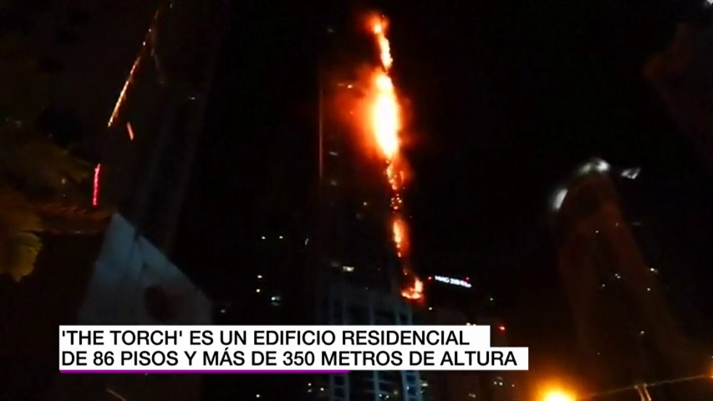 Un gigantesco incendio devora la torre 'Antorcha' de Dub&aacute;i, uno de los rascacielos m&aacute;s altos del mundo