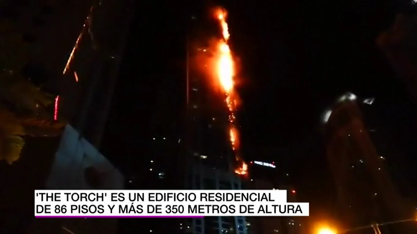 Un gigantesco incendio devora la torre 'Antorcha' de Dubái, uno de los rascacielos más altos del mundo Un gigantesco incendio devora la torre 'Antorcha' de Dubái, uno de los rascacielos más altos del mundo