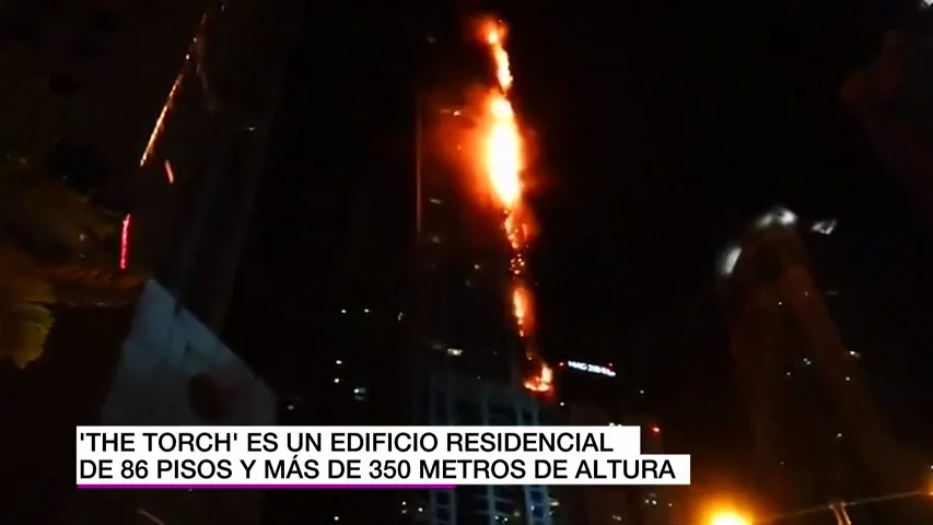 Un gigantesco incendio devora la torre 'Antorcha' de Dubái, uno de los rascacielos más altos del mundo