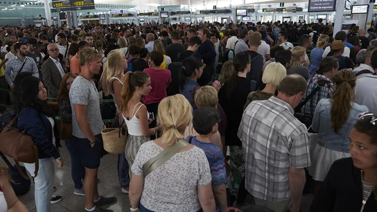 Colas en el Aeropuerto de El Prat en Barcelona Colas en el Aeropuerto de El Prat en Barcelona