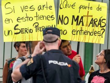 Protesta antitaurina ante la plaza de toros de Palma Protesta antitaurina ante la plaza de toros de Palma