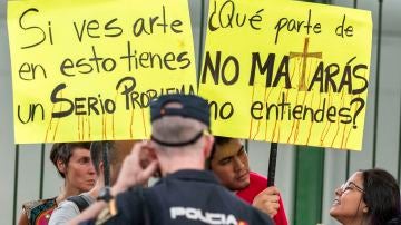 Protesta antitaurina ante la plaza de toros de Palma