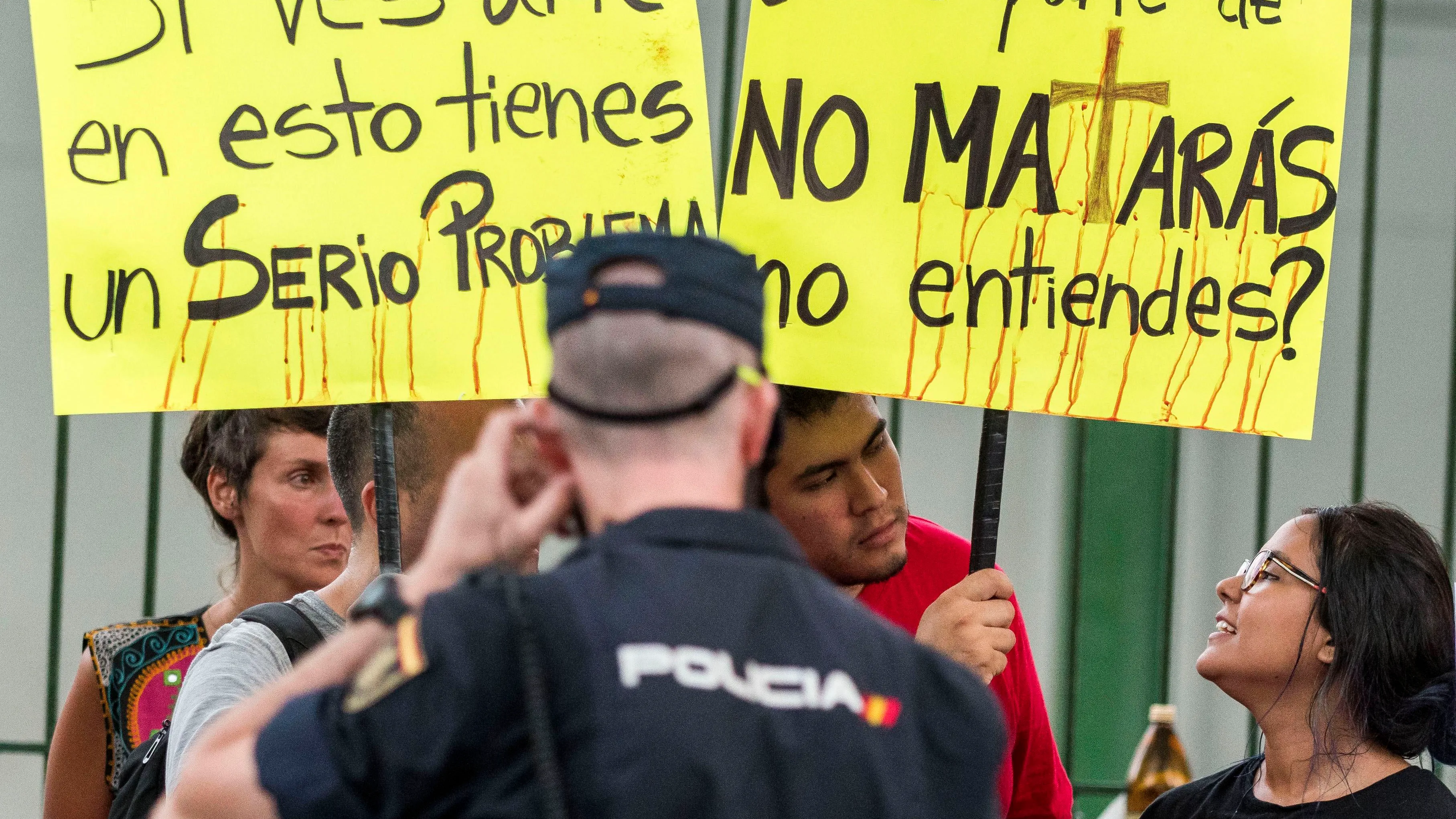 Protesta antitaurina ante la plaza de toros de Palma