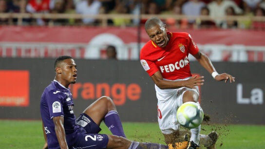 Mbapp&eacute; sufre una entrada durante el partido