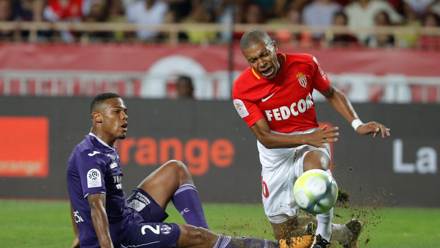 Mbapp&eacute; sufre una entrada durante el partido
