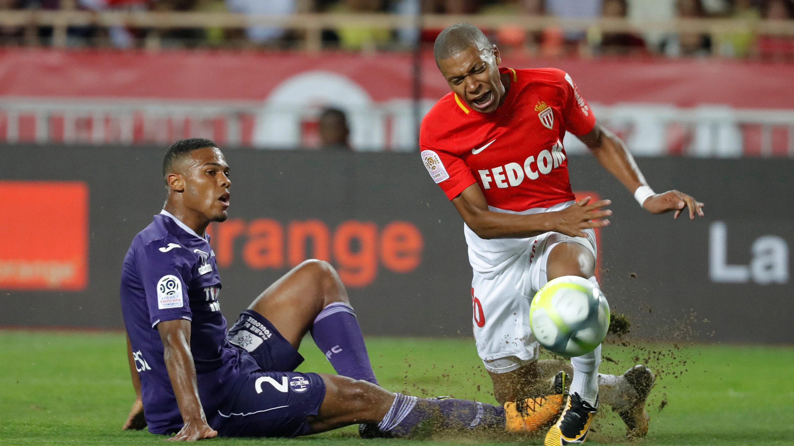 Mbappé sufre una entrada durante el partido