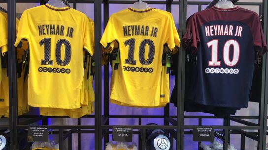 Camisetas de Neymar en la tienda del PSG