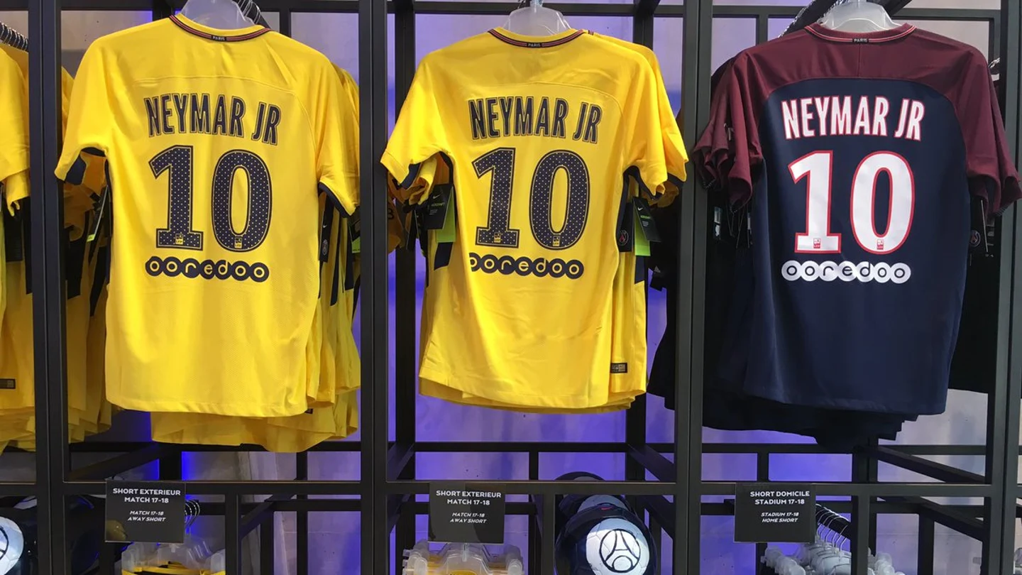 Camisetas de Neymar en la tienda del PSG Camisetas de Neymar en la tienda del PSG