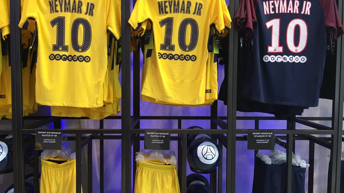 Camisetas de Neymar en la tienda del PSG