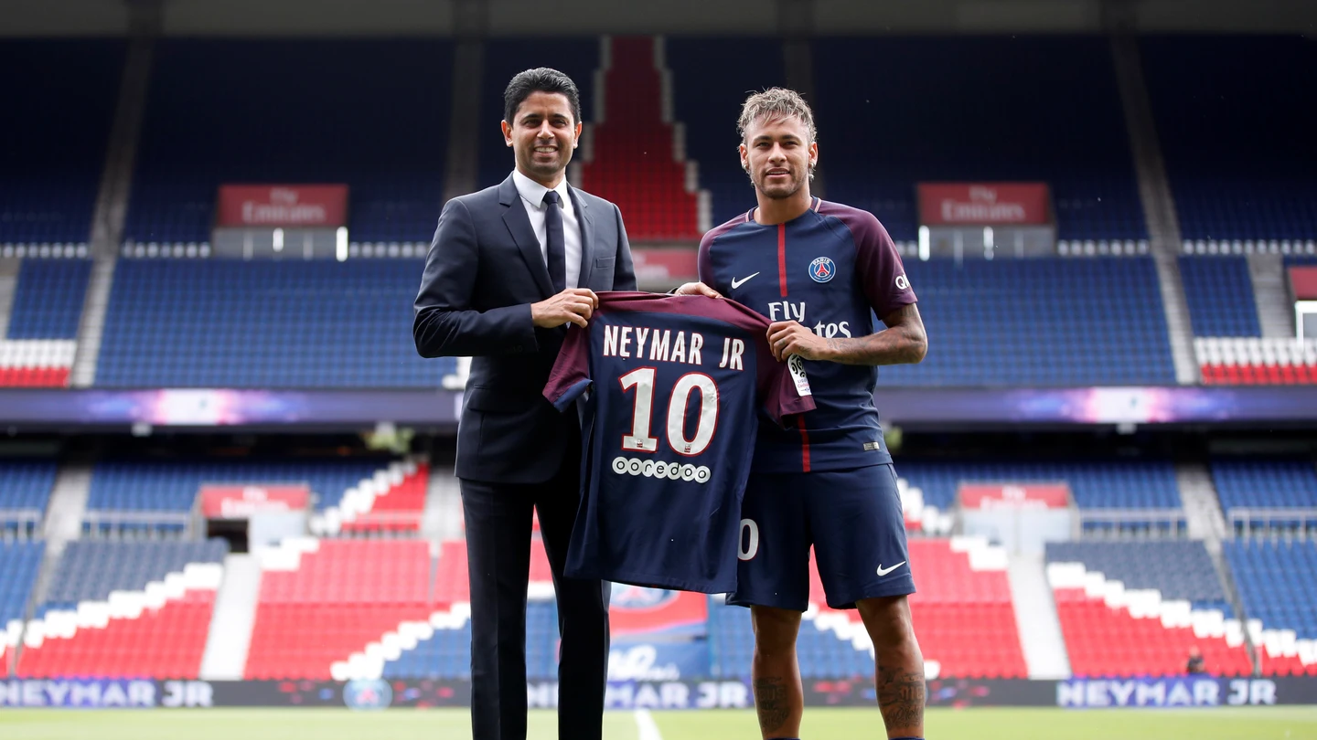 Neymar y Al-Khelaifi posan con la camiseta del PSG Neymar y Al-Khelaifi posan con la camiseta del PSG