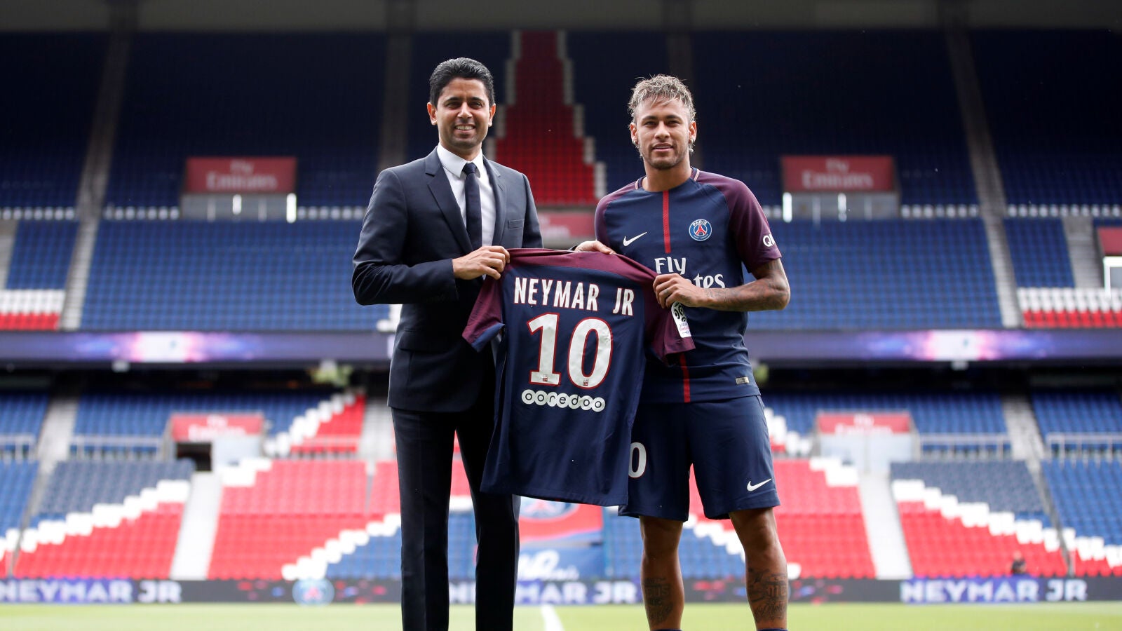Neymar y Al-Khelaifi posan con la camiseta del PSG