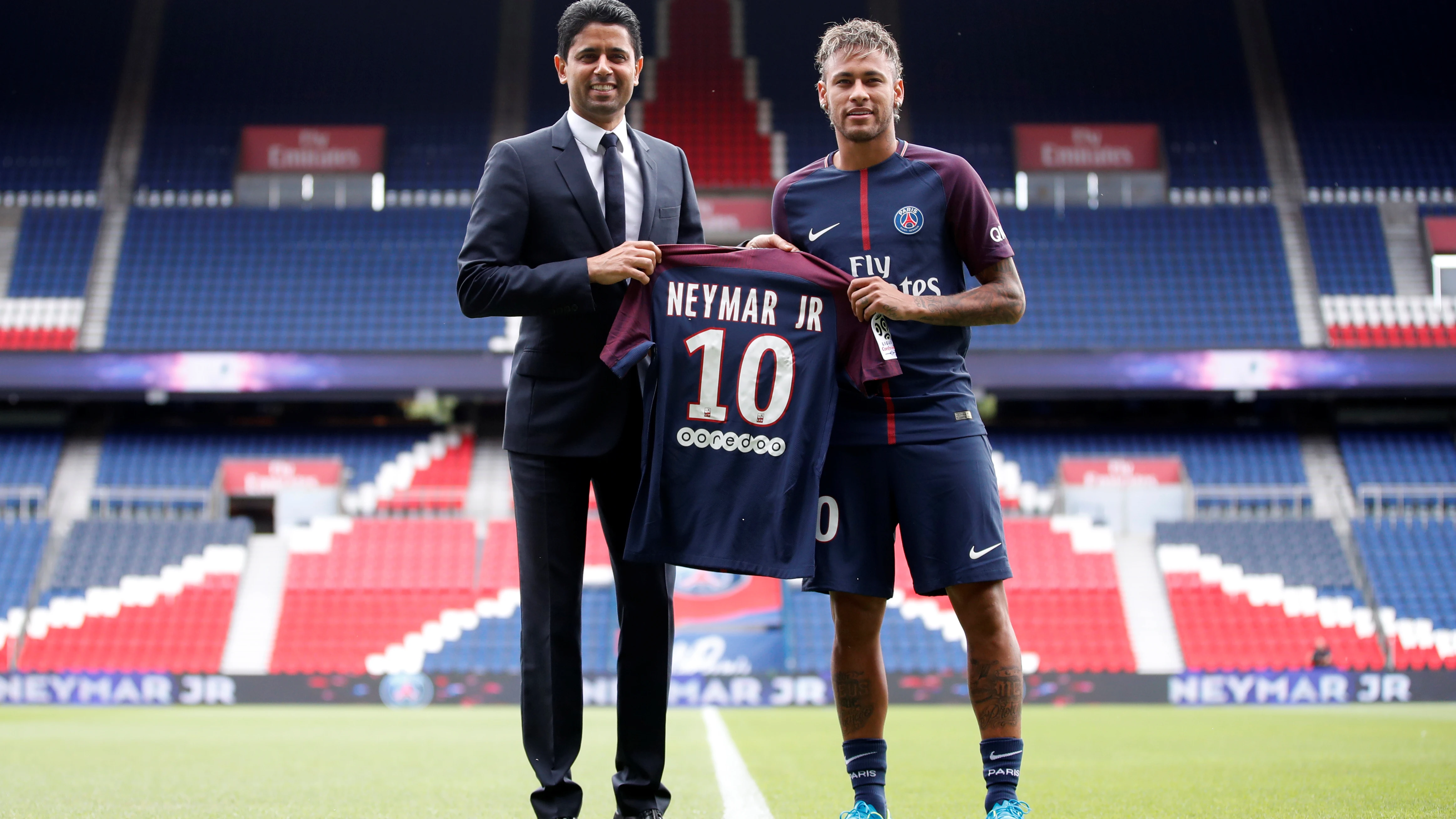 Neymar y Al-Khelaifi posan con la camiseta del PSG