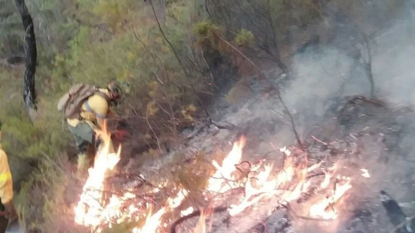 Bomberos intentan sofocar el incendio en Ja&eacute;n