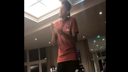 Novatada del PSG a Neymar Novatada del PSG a Neymar