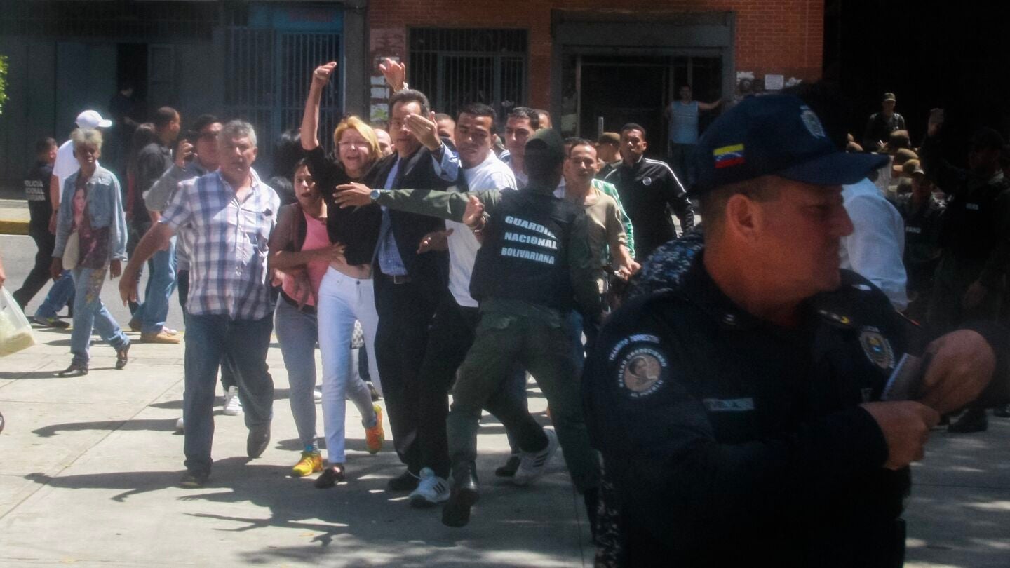 Luisa Ortega D&iacute;az intentando entrar en el Ministerio P&uacute;blico