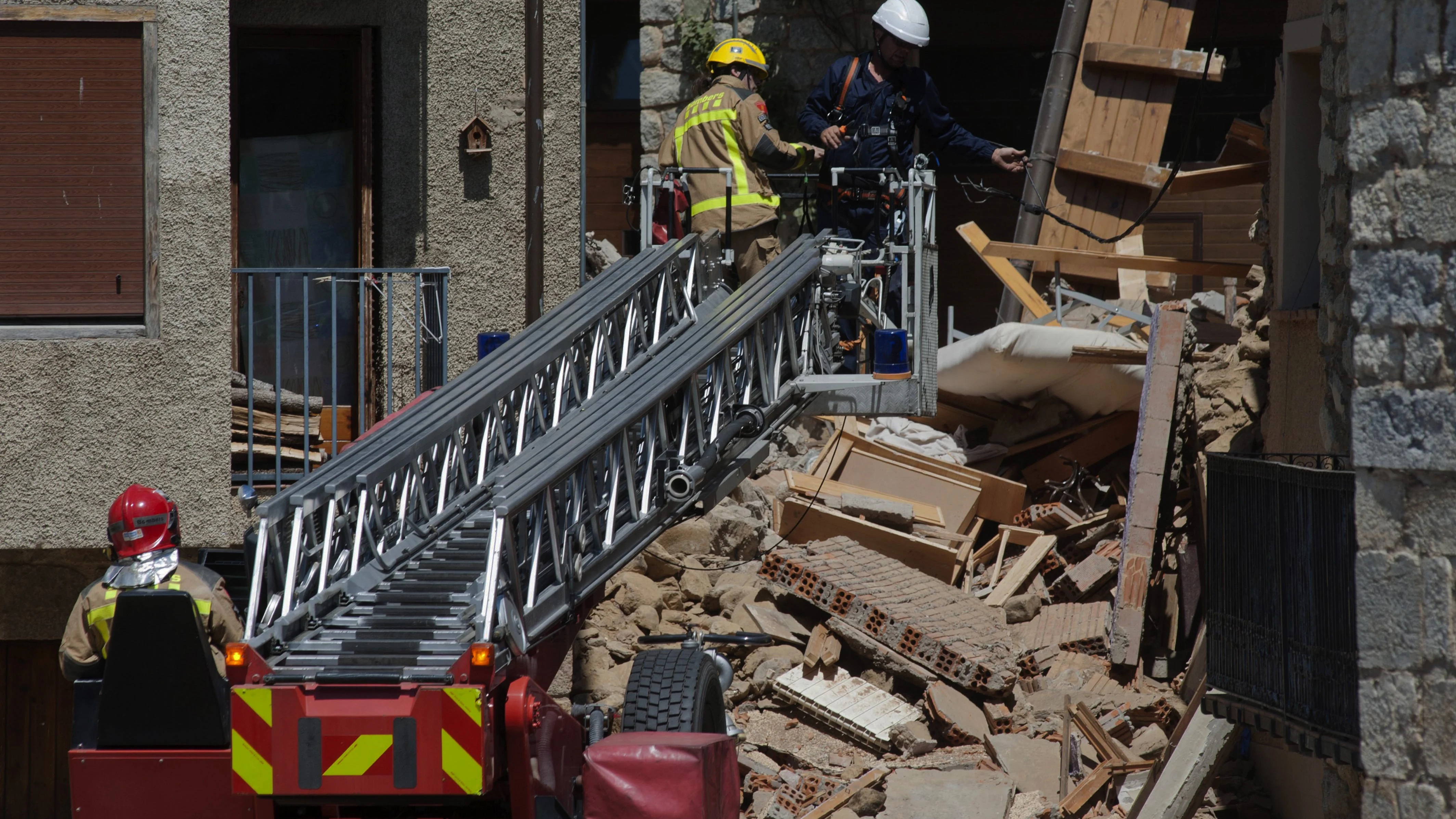 Miembros de los bomberos trabajando en las ruinas de una casa en Llanars (Girona) que se ha derrumbado provocando dos heridos Miembros de los bomberos trabajando en las ruinas de una casa en Llanars (Girona) que se ha derrumbado provocando dos heridos