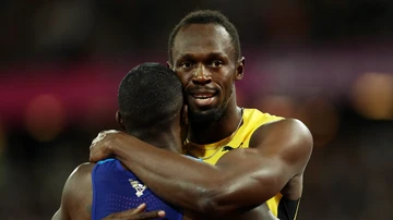 Gatlin abraza a Bolt tras la carrera