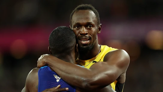 Gatlin abraza a Bolt tras la carrera Gatlin abraza a Bolt tras la carrera