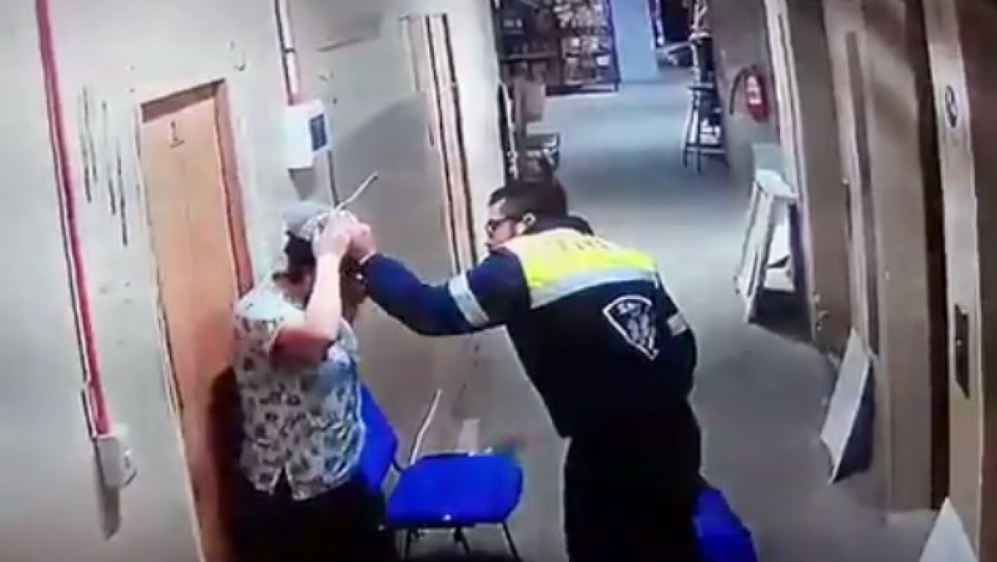 Una captura del v&iacute;deo que muestra el momento de la agresi&oacute;n