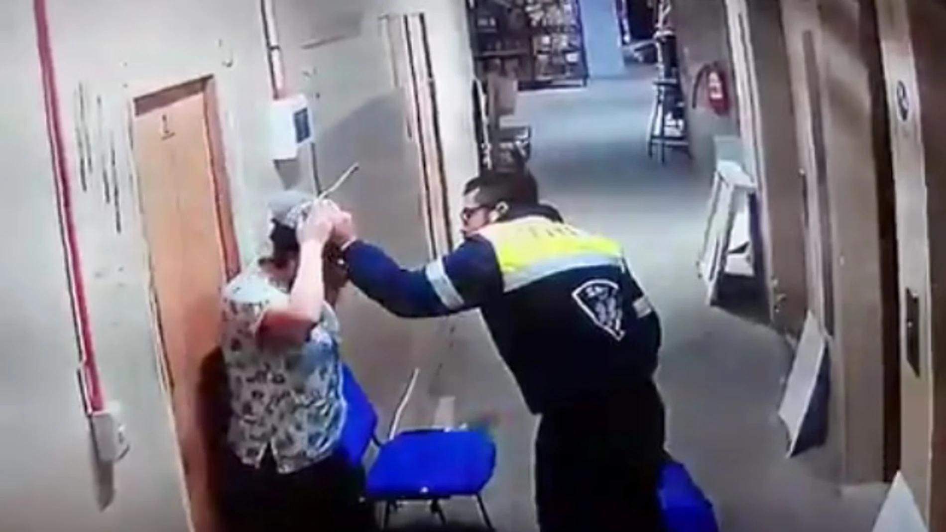 Una captura del vídeo que muestra el momento de la agresión