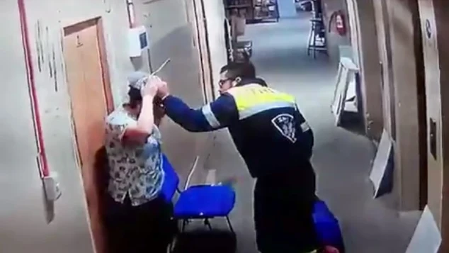 Una captura del vídeo que muestra el momento de la agresión