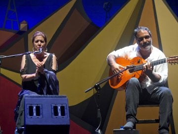 Las cantaora Lole Montoya acompañada a la guitarra por Juan Carmona Las cantaora Lole Montoya acompañada a la guitarra por Juan Carmona