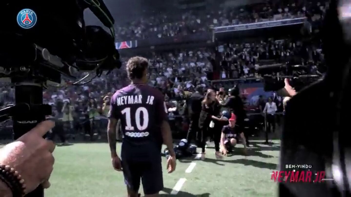 El gesto de Neymar con el escudo del PSG que no gustar&aacute; a los aficionados del Barcelona