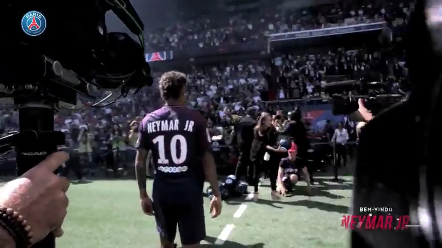 El gesto de Neymar con el escudo del PSG que no gustará a los aficionados del Barcelona El gesto de Neymar con el escudo del PSG que no gustará a los aficionados del Barcelona