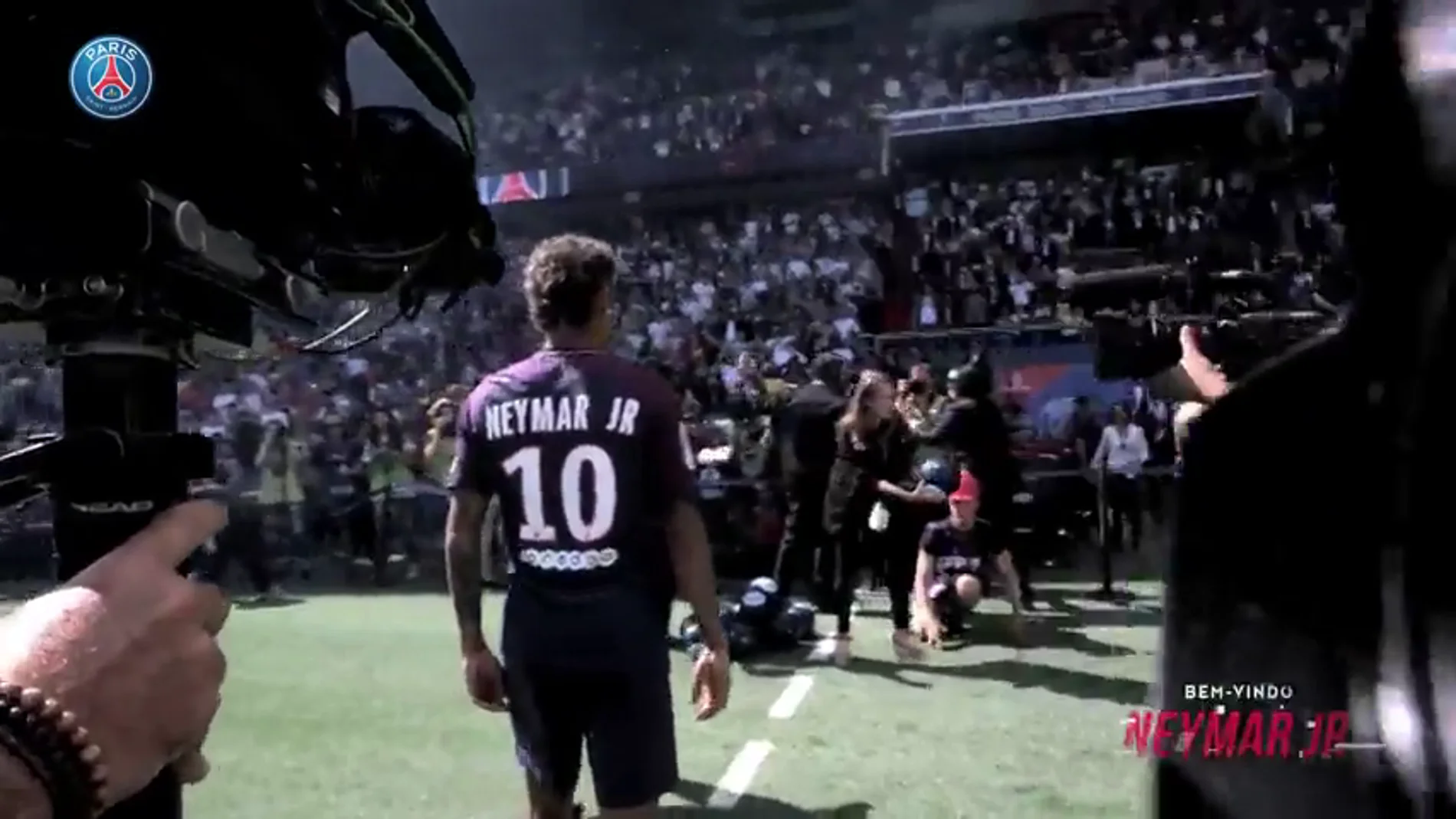 El gesto de Neymar con el escudo del PSG que no gustará a los aficionados del Barcelona